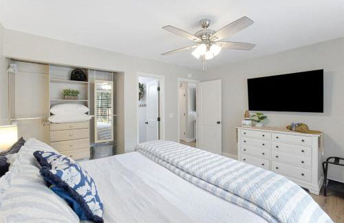 Gritz & Giggles, Where Southern Charm Meets Belly Laughs - Foto 14