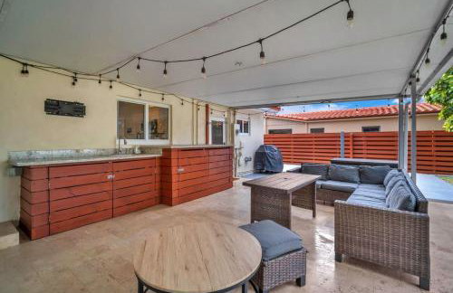 Tropical Park Oasis Peaceful Miami Family Home - Photo 28