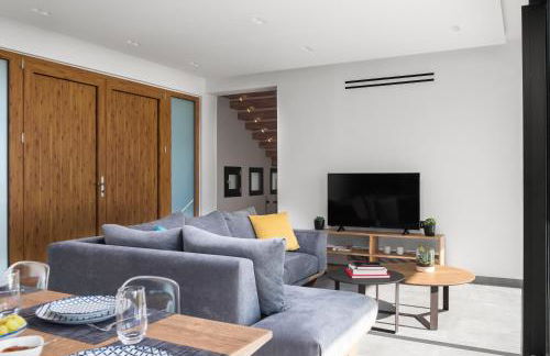 Seafront Villa Nafsika - Private Heated infinity Pool - Direct access to the beach - Play area - Foto 13