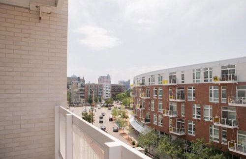 The Brady Corner Suite - Near Fiserv with Balcony - Foto 5