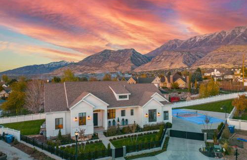 Luxe Family Retreat with Private Pickleball a Large Swim Spa indoor Movie Theatre 2 Outdoor Firepits a Home Gym and more - Foto 1