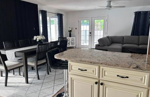 Two Story Pool home - walk to beach - Foto 18