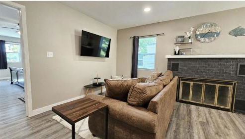 Newly remodeled waterfront home - Photo 3