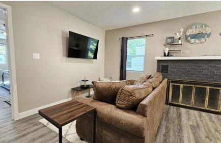 Newly remodeled waterfront home - Photo 3