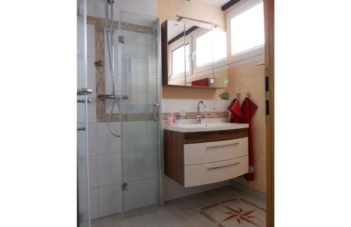 Ferienhaus zum Wohlfühlen in der Eifel, Poolnutzung, Tennis, Minigolf, Seenähe - Photo 18