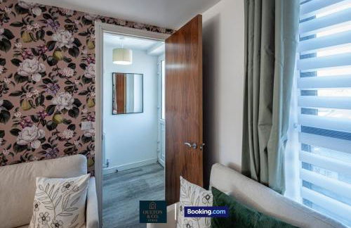 Luxury Retreat For 10 Short Lets & Serviced Accommodation Manchester with Hot Tub and Spacious Garden - Foto 16