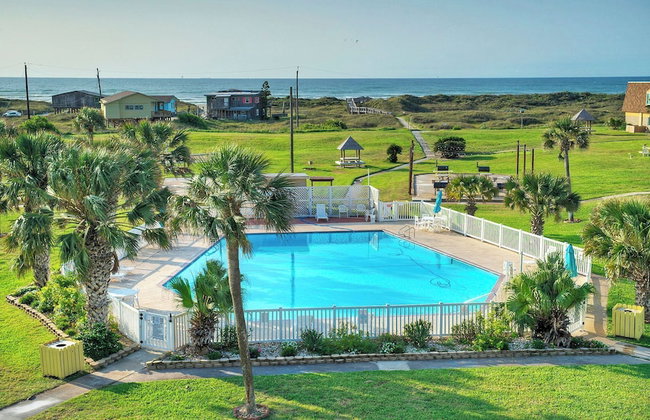 Oceanfront Condo w/ Private Balcony Pool + Tennis Bubbly Blew by Avantstay - Photo 111
