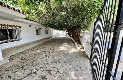 Beautiful Villa With Pool Scenic Views Sleeps 8 - Photo 57