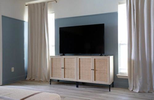 Spacious 4BR with Pool and Grill - Near Lakes and Harbor - Foto 13