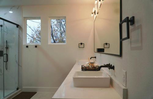 New Luxury 5BR 7BD Home Near Airport, Sleeps 10 plus - Foto 37