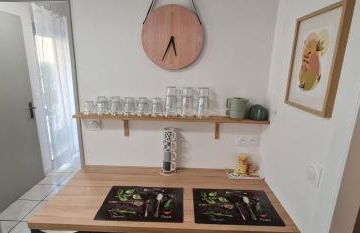 T2 55m² tout confort avec jardin. Cuisine et équipements neufs. Wifi TV parking - Photo 25