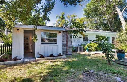 Pet Friendly & Firepit Minutes to Beach Sleeps 6 - Foto 57