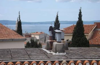 Cozy Apartment 16 With Double bed Sleeper Couch - Photo 20