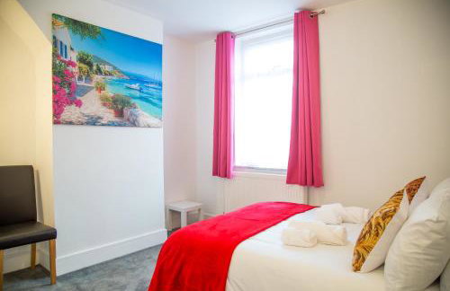 Lucky Home 15 - Near BAE, Docks, Lake District - Ideal for Trade & Family - 2 Bedrooms - One Double Bed in Each Bedroom - Max 4 Guests - Photo 6