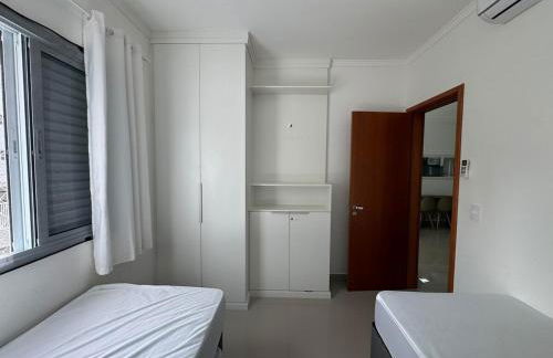 Apartamento na Praia das Toninhas em Ubatuba 350m da praia -2 quartos sendo 1 suite, piscina, varanda gourmet com churrasqueira, ar condicionado, cozinha completa, duas garagens - Foto 29