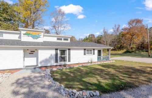 Beachy Getaway - Cozy and Secluded Lodge Home - Foto 3