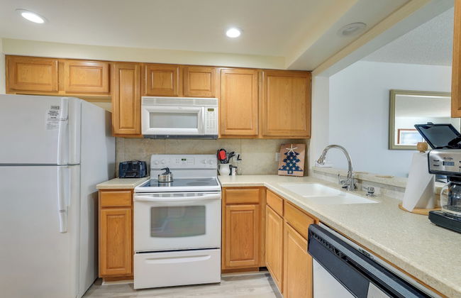 Sunny Cocoa Beach Condo with Balcony and Pool Access - Foto 41