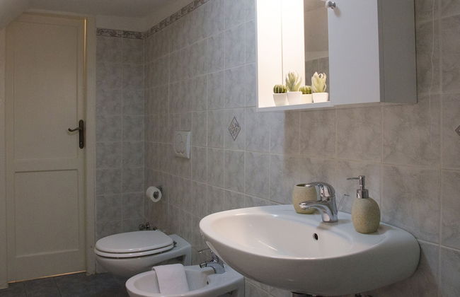 JOIVY Stunning 2-BR Flat w/ Balcony - Photo 21