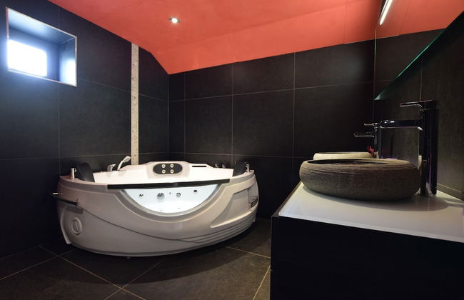 Luxury Villa With Pool - Photo 27