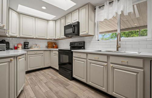 Luxe 4BR 2BTH l Pool & Grill l Central Location l Mountain View l Family Vacation l RV Site - Foto 11