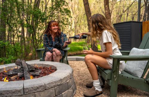Riverside Luxury Cabin with Hot Tub, Fire Pit, Patio, by Forest & Peak Retreats - Foto 3