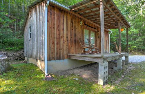 Rustic Briceville Cabin with Porch Tucked in Forest! - Foto 22