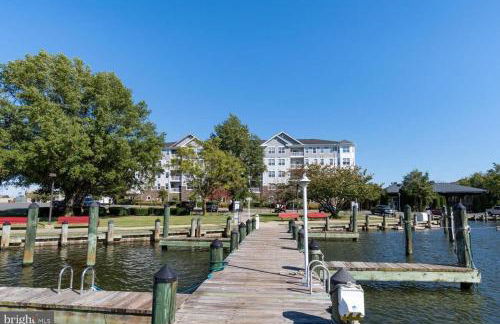New Intown Waterfront Townhome wPool & Location - Foto 37