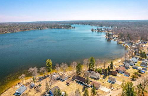 Deck and Scenic Views Lakefront Cottage in Hale! - Foto 33