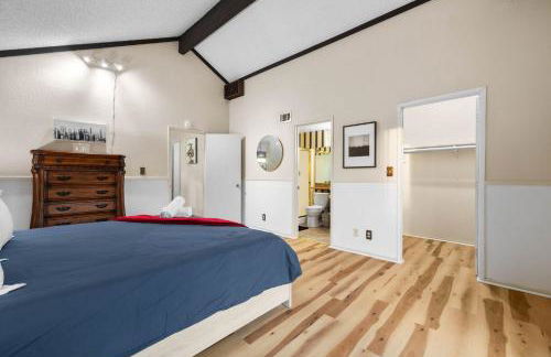 Mira Mesa Family Retreat 4BR with Balcony and Firepit - Photo 8