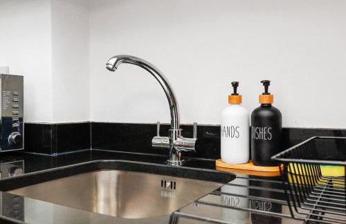 1BR Walk to Tower Bridge & Aldgate Station - Photo 8