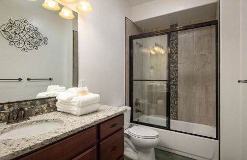 Luxury Downtown Rental (Hot Tub/Pet Friendly) - La Dolce Vita Villas #11 - Foto 10