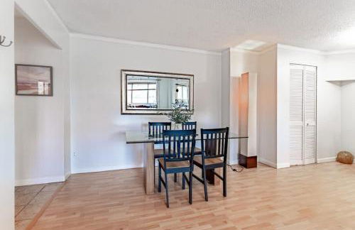 Vibrant Downtown, King Bed, Work Desk & Kitchen - Foto 16