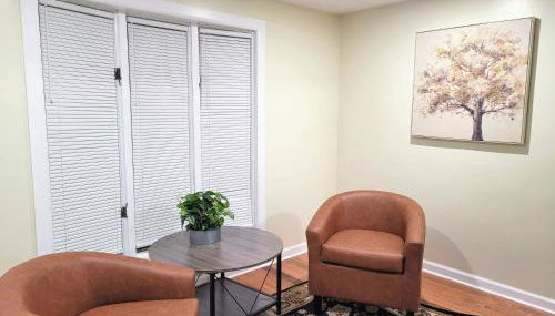 Nice big house with parking, king bed, yard - Photo 3