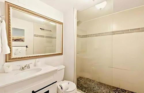 Spacious Retreat Fenced Yard Screened Deck - Photo 15