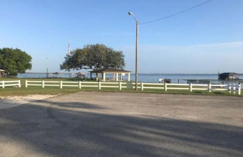 Beautiful Home across the street from Lake June! - Foto 18