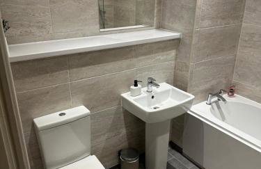 Two Bedroom City View Apartment Liverpool by StaySavvy Accommodation - Photo 16