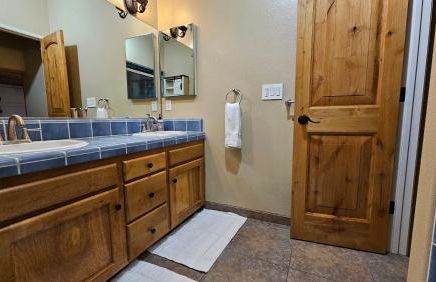 Knotty Pine Cabin with Artisan Stone Patio - Walk to Bass Lake - Foto 20