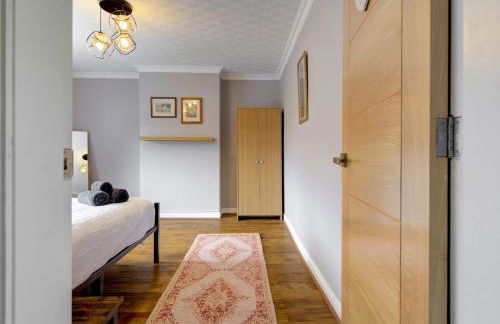 Spacious Heald Green Home with Free Parking - Pass the Keys - Photo 15