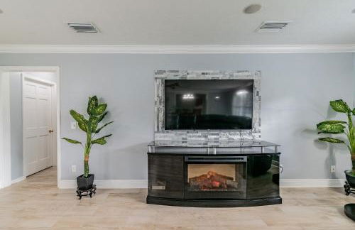 A Large Tropical Estate with 2 Acres of Space home - Foto 100