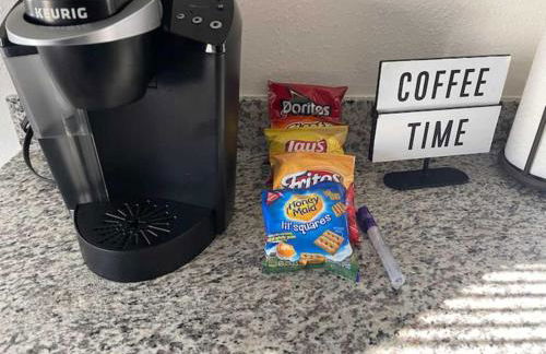 IAH Place: 4 bed, patio-sleeps 8+ - Foto 15