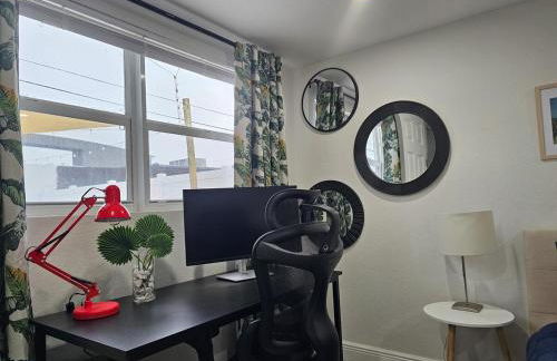 The Ruby - Hot Tub - King beds - Close to LMC - Foto 38