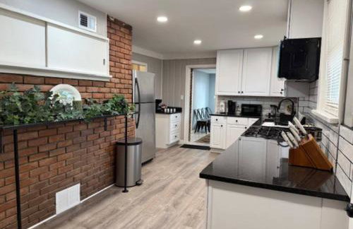 Newly Renovated Gem Fenced Backyard 2 Full Baths - Foto 6