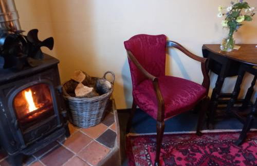 Adorable Hideaway with log fire and incredible views - Foto 8