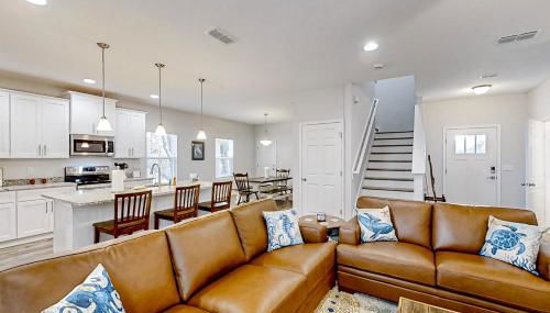 Newly-built 2-story home near the ocean with patio, washer/dryer, streaming - Photo 3