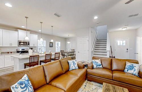 Newly-built 2-story home near the ocean with patio, washer/dryer, streaming - Photo 3