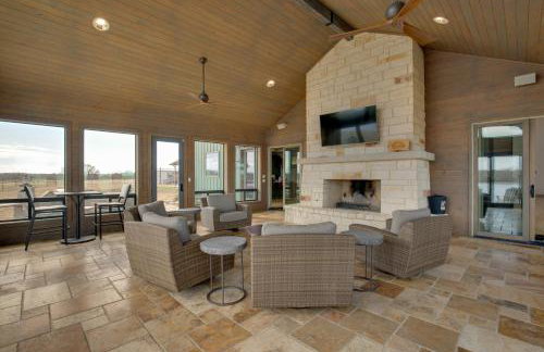 Game Room, Fireplaces, On-Site Lake! Kaufman Home - Foto 1