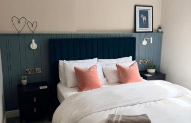 Hill House Luxury Central 2-Bedroom Apartment with Balcony & Free Parking, 2 x King Sized Beds - Photo 3