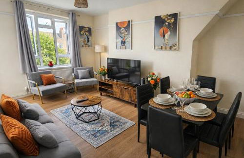 Vauxhall Central - Spacious 3-Bed Serviced Apartment- Balcony-Free Parking - Lift - Sleeps 7 - Foto 1