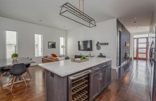 Jack Daniels House with Rooftop Golf, City views! 8min to Whiskey Row! Sleeps 10! - Foto 31