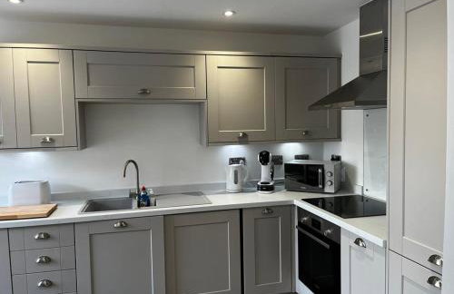 Sterling Stylish 2 bedroom Central Modern Apartment - Photo 12